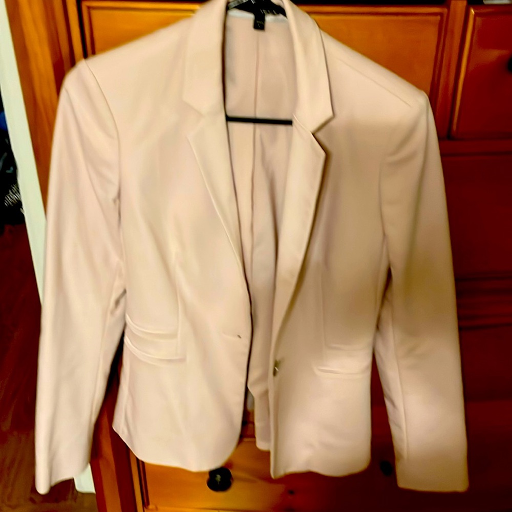 Women’s fitted pink blazer.
